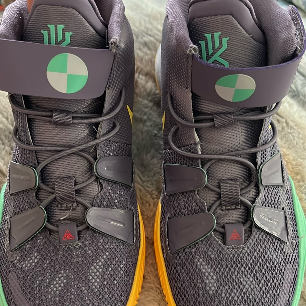 KYRIE NIKE Basketball Shoes Kids
Size 3Y
SKU: CT4087 500